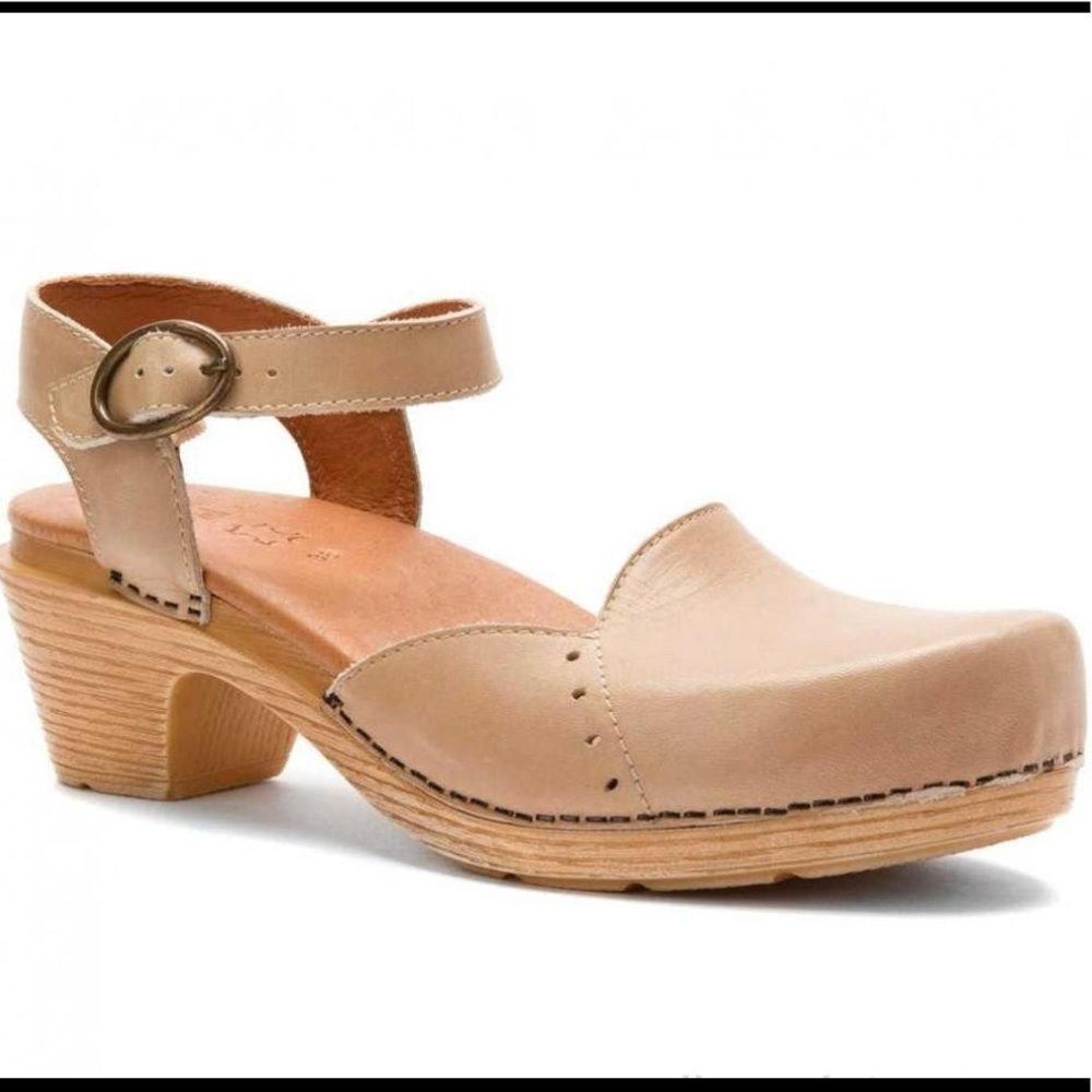 DANSKO Maisie Clogs in Sand Color